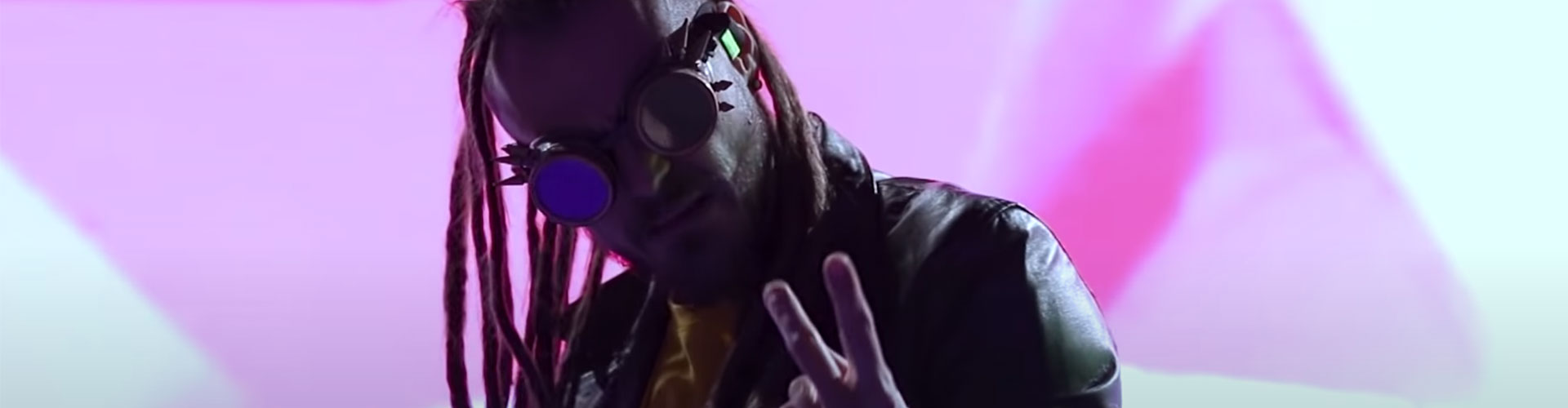 El Mc y productor AdriPuntoEfe en su nuevo videoclip